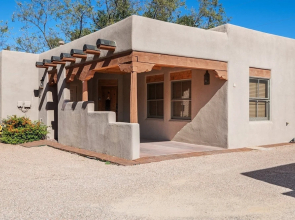 Kiva - Stunning & Lovely With Kiva Fireplace, Walk to the Plaza and the Railyard