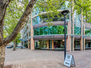 City Plaza in the heart of Canberra Centre! Private room in shared Apartment