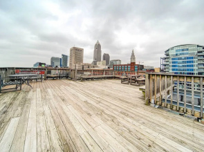 Waterfront Cleveland Apt ~ 1 Mi to Downtown