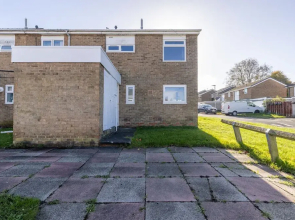 Modern 3 Bed House-free Parking