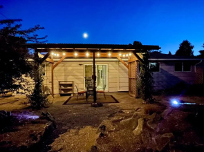 Welcome! Colorful 50's Ranch in the Heart of Eugene
