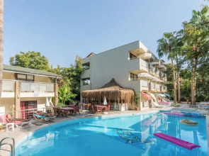 Tropic Beach Club Side