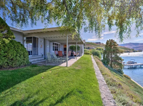 Waterfront Manson Cabin on Lake Chelan w/ Deck!