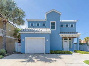 Capricorn - 3 Bedrooms Condo with Private Pool, easy walk to the beach Sleeps 6