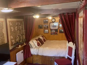 Rare 1954 Renovated Vintage Lorry - Costal Location (Adults Only)