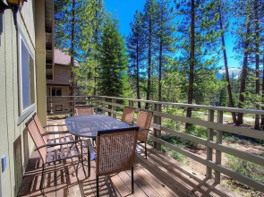 Cozy Cabin 4 Bedroom Home by RedAwning