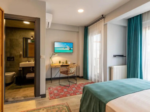 Green Parrot Hotel