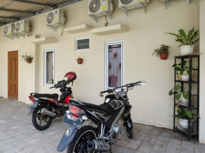 RedDoorz Plus near RS JIH Solo