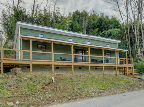 Walk to Main St! Mtn-view Getaway in Waynesville