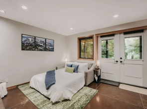 Ensuite 08 - A Newly Remodeled Studio - A Perfect Romantic Getaway