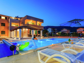 Beautiful Villa in Kaštel Novi with Pool