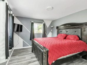 Cozy Retreat In Cincinnati 3 Bedroom Home by RedAwning