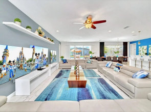 15br Mansion w Private Pool BBQ and Netflix