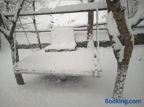 Rossi Rest House By The River