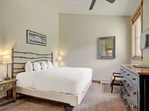 Soaring Ceilings + Mins To Gondola/apres-ski - 2br Sleeps 6 2 Bedroom Townhouse by RedAwning