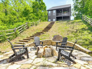 Waynesville House: Fire Pit + Mountain Views!