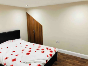 Small 3 Bed Flat Near Heathrow