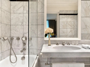 Le Dokhan’s Paris Arc de Triomphe, a Tribute Portfolio Hotel