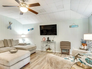 Walk to Beach: Fort Walton Coastal Retreat