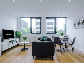 NEW Stylish Apartment Amazing Location Sleeps 4
