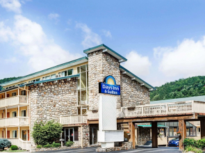 Days Inn & Suites by Wyndham Downtown Gatlinburg Parkway