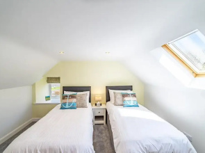 3 Bed Cottage - Sleeps 6 - Garden - Parking - Wifi