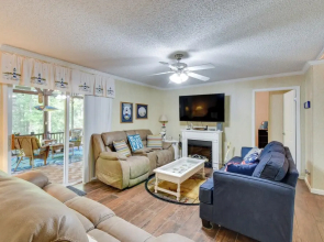 Lakefront Fair Play Vacation Rental, Pets Welcome!