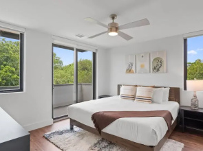 Upstay! New Renos Spacious Apartment Near Soco
