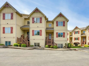 < Half-mi to Lake: Townhome w/ Hot Tub in Mchenry!