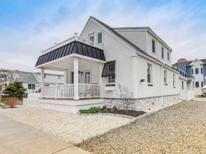 Water Views: Wildwood Crest at Sunset Lake Apt!
