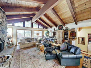 New Listing! Large Near Lake Tahoe & Beach 5 Bedroom Home