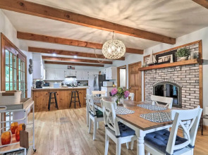 Walk to Main Street: Cozy Cottage in Hyannis