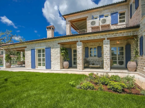 Spacious Villa in Ladici With Artistc Interiors and Pool