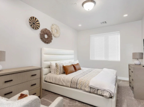 Family Fun Getaway #2333 5 Bedroom Townhouse by RedAwning