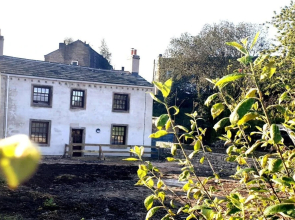 1700s Canalside Cottage Sleeps up to 12 Guests