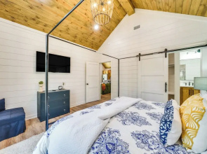 Chic Forest Hideaway in Broken Bow w/ Hot Tub