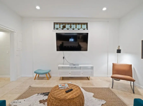 Luxury Home With Firepit Just 1mi to Arrowhead Vineyard