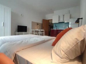 White overnight on Akademika Kargina str., 23a