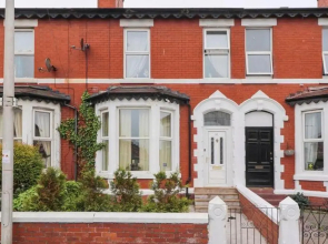 Cheerful 4-bedroom holiday home close to the Sea