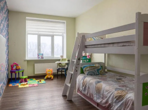 Lovely 2-bdrm condo ideal for a family with children, free parking on premises