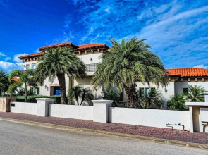 Upscale Ocean View Villa With Pool + Outdoor Kitchen