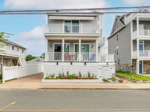 Bright Milford Beach House w/ Outdoor Shower