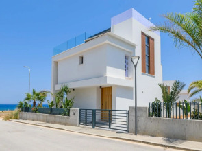 By The Beach - Emerald Seaview Villa