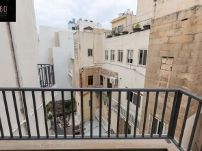 Luxury Living - massive central APT with AC & WIFI by 360 Estates