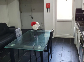 Modern 4 Bedroom House Near City Center