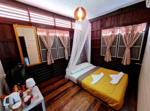 Baan Khun Yaai Mai Khun Ta