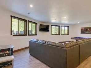 Luxe Ski Escape! Breck Home w/ Hot Tub & Game Room