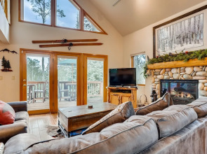 New Listing! Columbine Rock Lodge W/ Hot Tub 4 Bedroom Home