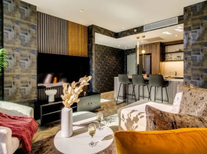 Stylish Urban Retreat at City Suite 904