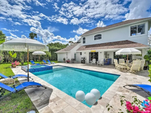 Modern Naples Oasis w/ Saltwater Pool & Jacuzzi!